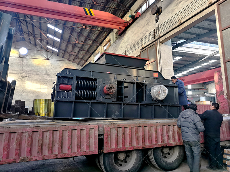 半自動對輥破碎機(jī)發(fā)貨 中大型破碎機(jī)發(fā)往甘肅
