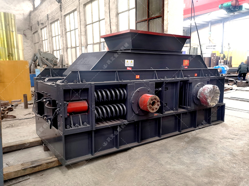 1500x1000大型半自動液壓對輥破碎機(jī)發(fā)往廣東