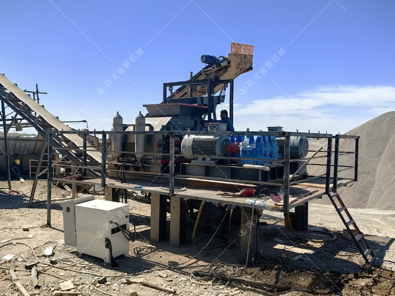 四川綿陽制砂生產(chǎn)線需要配置一臺1210型液壓對輥制砂機 四川綿陽制砂生產(chǎn)線需要配置一臺1210型液壓對輥制砂機