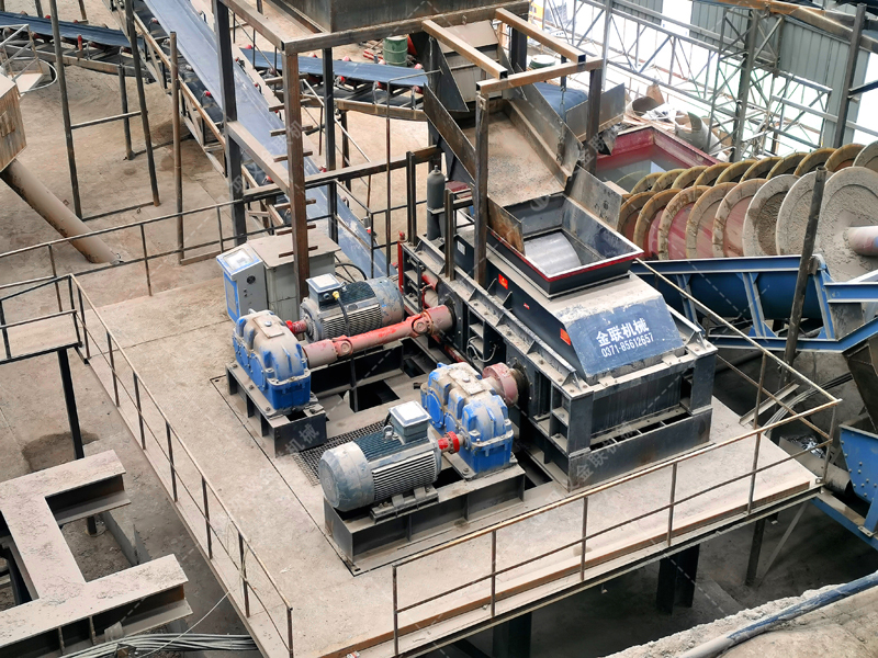 液壓對(duì)輥破碎機(jī)在石料場(chǎng)中的應(yīng)用和特點(diǎn)是什么？